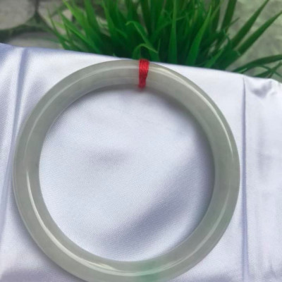 VÒNG TAY ĐÁ CẨM THẠCH MỚI TRẮNG LÝ 54  Size vòng 54mm x dầy 8mm  MÀU TRẮNG BÓNG CHẤM XANH LÝ NỮ 54kg đến 64kg Đeo