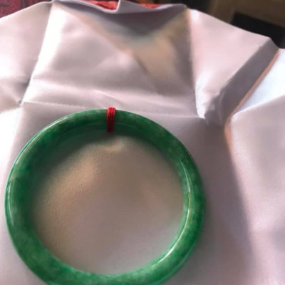 CHIẾC VÒNG ĐÁ CẨM THẠCH XANH ĐẬU A 53MM MÀU XANH BÔNG TRẮNG NỮ 51KG ĐẾN 60KG Ạ