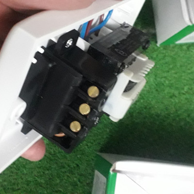 Ổ cắm dao cạo râu E727 WE G19 Schneider - Màu trắng, điện áp 115/240 Vac