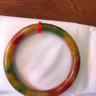 CHIẾC VÒNG TỨ QUÝ 57MM CHẤT LIỆU ĐÁ CẨM THẠCH TỨ QUÝ ĐỎ ĐẬM XANH ÁNH VÀNG ĐỀU VÒNG ĐẸP  NỮ TẤT CẢ CÁC MỆNH 55Kg đến 67Kg  SIZE VÒNG 57MM X DẦY 8MM Ạ