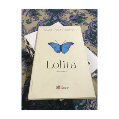 Combo 2 cuốn sách: Lolita + Hoa Vẫn Nở Mỗi Ngày