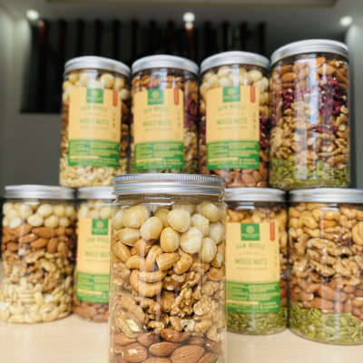 MIX HẠT ĂN LIỀN HOLI 01 - Hạt bí rang, Hạnh nhân rang mộc, Nhân óc chó vàng, Nhân macca, Điều tách lụa / đóng gói 500gram