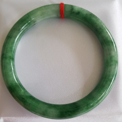 Vòng Cẩm Thạch tự nhiên mới Đậu Lý Sịn Sao 53mm x chột 8mm cao cấp sịn bóng đẹp màu xanh đậu lý đậm nhạt điểm trắng nhẹ đẹp bóng nữ 53kg - 62kg đeo rất đẹp sang tay món quà tặng Mẹ , tặng vợ người phụ nữ yêu quý may mắn ý nghĩa ạ