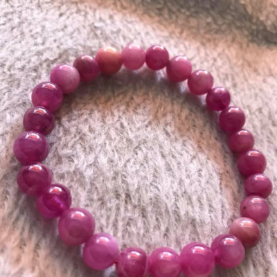 CHIẾC VÒNG TAY NỮ ĐÁ RUBBY HỒNG CÁNH SEN ĐẸP  SIZE VÒNG 8LY ĐÚNG CUNG SANH HỢP NỮ MỆNH HỎA MỆNH THỔ  100% ĐÁ RUBBY HỒNG TỰ NHIÊN Ạ