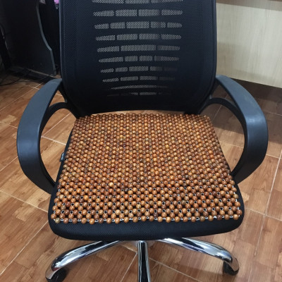 Nệm lót ghế văn phòng hạt gỗ hương vân