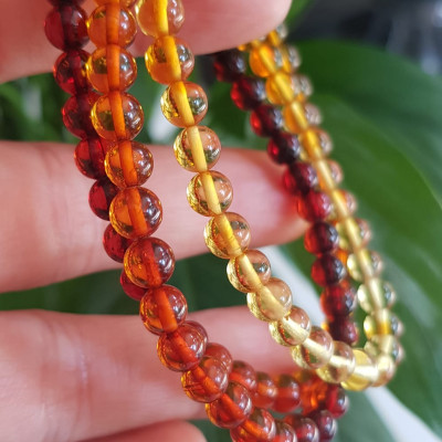 Vòng tay phong thuỷ may mắn nữ đá Hổ Phách tự nhiên quấn tay kiểu 3 vòng Size hạt 5mm 3 màu tam hợp vàng anh - cam - đỏ đậm phối tay kiểu Nữ tất cả các mệnh đeo rất xinh Hổ phách là một viên đá được hình thành qua sự hóa thạch của nhựa cây thông cổ đại