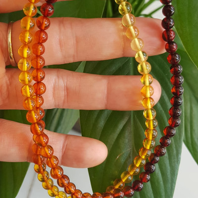 Vòng tay phong thuỷ may mắn nữ đá Hổ Phách tự nhiên quấn tay kiểu 3 vòng Size hạt 5mm 3 màu tam hợp vàng anh - cam - đỏ đậm phối tay kiểu Nữ tất cả các mệnh đeo rất xinh Hổ phách là một viên đá được hình thành qua sự hóa thạch của nhựa cây thông cổ đại