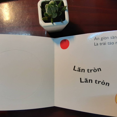 Combo 4 cuốn Ehon Nhật Bản Cùng chơi trốn tìm 4 Trang phục, Cùng chơi trốn tìm 5 Trái cây, Cùng chơi trốn tìm 6 Động vật, Cùng chơi trốn tìm 7 Rau củ