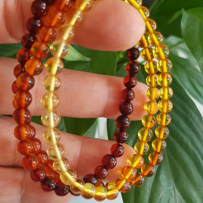 Vòng tay phong thuỷ may mắn nữ đá Hổ Phách tự nhiên quấn tay kiểu 3 vòng Size hạt 5mm 3 màu tam hợp vàng anh - cam - đỏ đậm phối tay kiểu Nữ tất cả các mệnh đeo rất xinh Hổ phách là một viên đá được hình thành qua sự hóa thạch của nhựa cây thông cổ đại