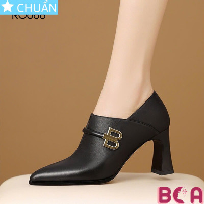 Giày bốt nữ cổ ngắn cao gót 7 phân RO688 ROSATA tại BCASHOP nổi bật với khóa chữ B độc đáo và sang trọng