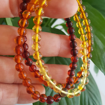 Vòng tay phong thuỷ may mắn nữ đá Hổ Phách tự nhiên quấn tay kiểu 3 vòng Size hạt 5mm 3 màu tam hợp vàng anh - cam - đỏ đậm phối tay kiểu Nữ tất cả các mệnh đeo rất xinh Hổ phách là một viên đá được hình thành qua sự hóa thạch của nhựa cây thông cổ đại