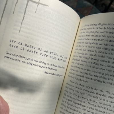 ĐỨA TRẺ HIỂU CHUYỆN THƯỜNG KHÔNG CÓ KẸO ĂN – Nguyên Anh – Nguyệt Lạc dịch – Moon Books – AZ VIETNAM – NXB Văn Học (Bìa mềm)