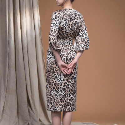 Đầm beo lụa cát cổ V tay phồng LM102401 [BST Da Beo]