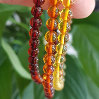 Vòng tay phong thuỷ may mắn nữ đá Hổ Phách tự nhiên quấn tay kiểu 3 vòng Size hạt 5mm 3 màu tam hợp vàng anh - cam - đỏ đậm phối tay kiểu Nữ tất cả các mệnh đeo rất xinh Hổ phách là một viên đá được hình thành qua sự hóa thạch của nhựa cây thông cổ đại