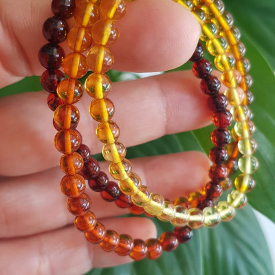 Vòng tay phong thuỷ may mắn nữ đá Hổ Phách tự nhiên quấn tay kiểu 3 vòng Size hạt 5mm 3 màu tam hợp vàng anh - cam - đỏ đậm phối tay kiểu Nữ tất cả các mệnh đeo rất xinh Hổ phách là một viên đá được hình thành qua sự hóa thạch của nhựa cây thông cổ đại