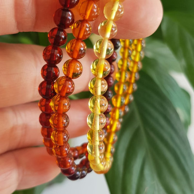 Vòng tay phong thuỷ may mắn nữ đá Hổ Phách tự nhiên quấn tay kiểu 3 vòng Size hạt 5mm 3 màu tam hợp vàng anh - cam - đỏ đậm phối tay kiểu Nữ tất cả các mệnh đeo rất xinh Hổ phách là một viên đá được hình thành qua sự hóa thạch của nhựa cây thông cổ đại