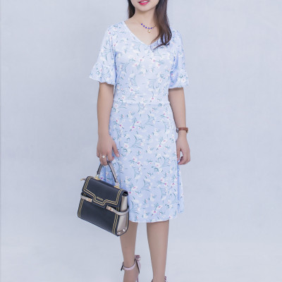 Đầm hoa trắng nền xanh