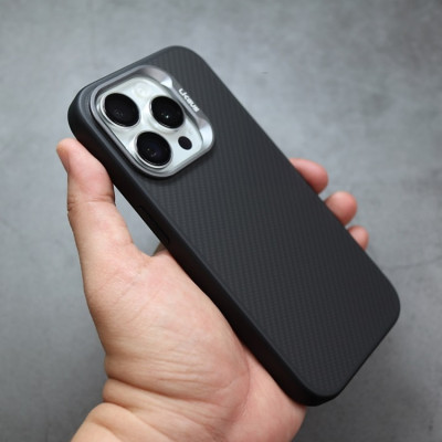 Ốp lưng chống sốc vân carbon fiber cho iPhone 15 Pro Max / 14 Pro Max / 13 Pro Max hiệu Likgus Defender trang bị viền camera kim loại, cạnh ốp dẻo TPU - Hàng nhập khẩu