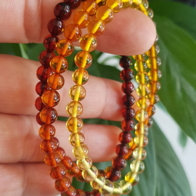 Vòng tay phong thuỷ may mắn nữ đá Hổ Phách tự nhiên quấn tay kiểu 3 vòng Size hạt 5mm 3 màu tam hợp vàng anh - cam - đỏ đậm phối tay kiểu Nữ tất cả các mệnh đeo rất xinh Hổ phách là một viên đá được hình thành qua sự hóa thạch của nhựa cây thông cổ đại