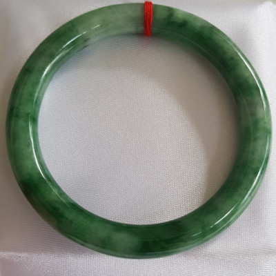 Vòng Cẩm Thạch tự nhiên mới Đậu Lý Sịn Sao 53mm x chột 8mm cao cấp sịn bóng đẹp màu xanh đậu lý đậm nhạt điểm trắng nhẹ đẹp bóng nữ 53kg - 62kg đeo rất đẹp sang tay món quà tặng Mẹ , tặng vợ người phụ nữ yêu quý may mắn ý nghĩa ạ