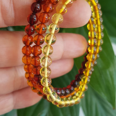 Vòng tay phong thuỷ may mắn nữ đá Hổ Phách tự nhiên quấn tay kiểu 3 vòng Size hạt 5mm 3 màu tam hợp vàng anh - cam - đỏ đậm phối tay kiểu Nữ tất cả các mệnh đeo rất xinh Hổ phách là một viên đá được hình thành qua sự hóa thạch của nhựa cây thông cổ đại