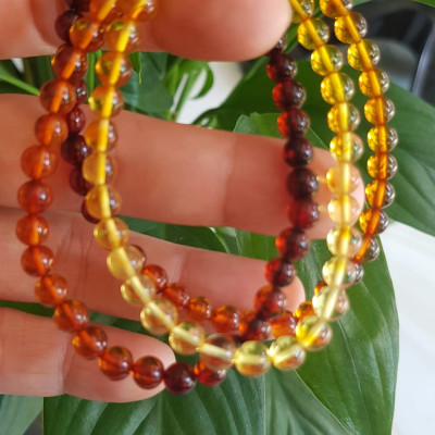 Vòng tay phong thuỷ may mắn nữ đá Hổ Phách tự nhiên quấn tay kiểu 3 vòng Size hạt 5mm 3 màu tam hợp vàng anh - cam - đỏ đậm phối tay kiểu Nữ tất cả các mệnh đeo rất xinh Hổ phách là một viên đá được hình thành qua sự hóa thạch của nhựa cây thông cổ đại